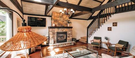 Smart-TV, Kamin, Tischfußball, Bücher