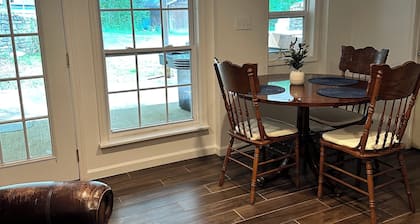 Private apartment at Scribners Mill - California King Bed