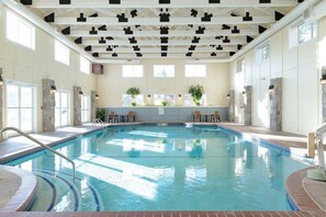 Una piscina techada, una piscina al aire libre