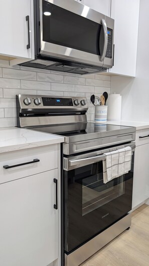 Microondas, horno, placa de cocina y lavavajillas