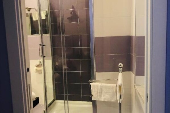 Douche, baignoire Ă jets, sĂšche-cheveux, bidet