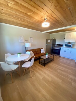 Interior - Bayfield Getaway 1 • Pool • HotTub • Near Grand Bend & Lake Huron • Pet Friendly (Bayfield)