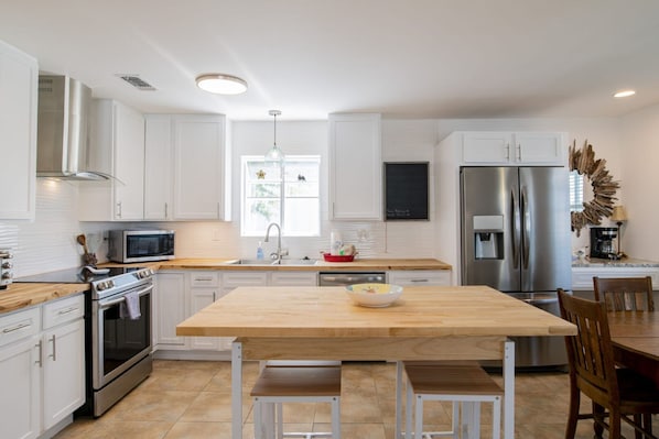 Refrigerador, microondas, horno, placa de cocina