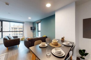 Apartment, 3 Bedrooms | In-room dining