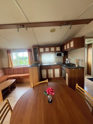 Fridge, microwave, oven, stovetop - Bungalow Camping 4 etoiles (HERMANVILLE SUR MER)