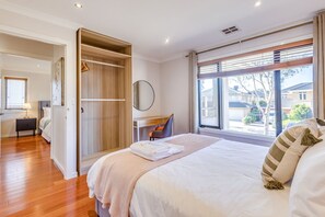 5 Schlafzimmer, Schreibtisch, Bügeleisen/Bügelbrett, Reisekinderbett