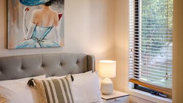 5 bedrooms, desk, iron/ironing board, travel cot