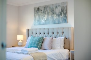 5 habitaciones, escritorio y tabla de planchar con plancha