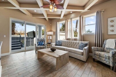 Pool, hot tub, wraparound balcony & cupola views, across from beach!