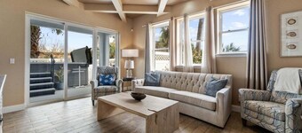 Pool, hot tub, wraparound balcony & cupola views, across from beach!