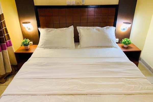 1 dormitorio, tabla de planchar con plancha, wifi y ropa de cama