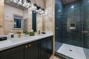 Een douche, handdoeken, zeep, shampoo