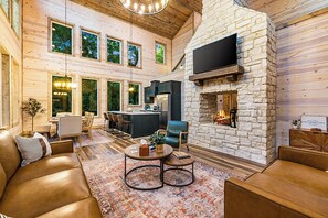 Una Smart TV, una chimenea, videojuegos, un reproductor de DVD