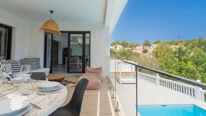 A balcony with a pool, seating area, and a view of the landscape. - CostaBlancaDreams - Casa Sereno in Calpe (Calpe / Calp)
