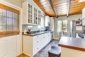 Fridge, microwave, oven, stovetop - Peaceful Vista House w/ Gas Grill: 1 Mi to Dtwn! (Vista)