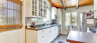 Peaceful Vista House w/ Gas Grill: 1 Mi to Dtwn!