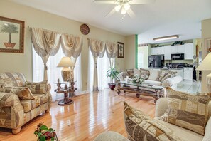 TV - Spacious Richmond Hill Hideaway w/ Deck! (Richmond Hill)