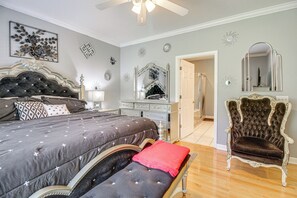 4 bedrooms, iron/ironing board, Internet, bed sheets - Spacious Richmond Hill Hideaway w/ Deck! (Richmond Hill)
