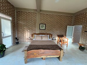 غرفة مزدوجة واسعة - منظر للحديقة | بديكورات فريدة لكل غرفة وطراز فريد لكل وحدة ومكتب