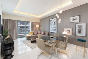 Apartamento Deluxe, 1 habitación, balcón, vistas al lago | Comedor