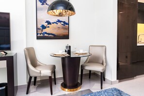 Design-Studio, 1 King-Bett, Balkon, Stadtblick | Esszimmer