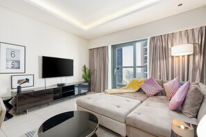 Apartamento Deluxe, 1 habitación, balcón, vistas al lago | Zona de estar | Una televisión de pantalla plana, Netflix, servicios de streaming