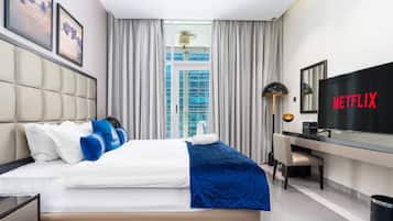 Design Studio, 1 King Bed, Balcony, City View | Living area
