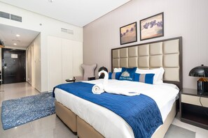 Design-Studio, 1 King-Bett, Balkon, Stadtblick | Individuell dekoriert, individuell eingerichtet, Schreibtisch