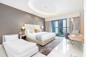 Apartamento Deluxe, 1 habitación, balcón, vistas al lago | Decoración individual, mobiliario individual, escritorio