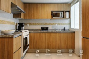 Coffee/tea maker, fridge, microwave, stovetop