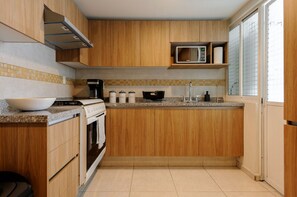 Kühlschrank, Mikrowelle, Herdplatte, Wasserkocher mit Kaffee-/Teezubehör