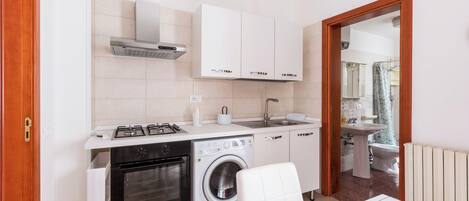 Refrigerador, microondas, parrilla de estufa y cafetera y tetera
