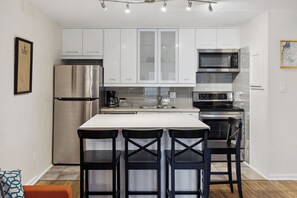 Jääkaappi, mikroaaltouuni, uuni, liesi