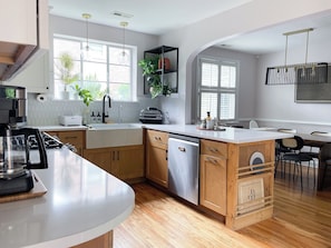 Private kitchen - Family-Friendly 1950s Cape Cod Retreat (Richmond)