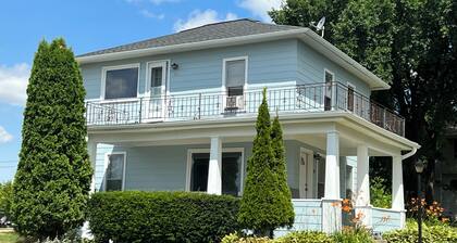 Sunny, 2-bedroom apartment in downtown Sun Prairie