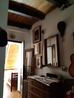 2 slaapkamers, een strijkplank/strijkijzer, beddengoed