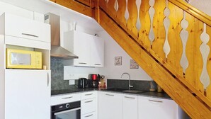 Een koffiezetapparaat/waterkoker, een koelkast, een magnetron, een oven