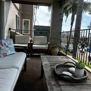 Terrace/patio - Beautiful Coastal Retreat Steps from the Shore (Oceanside)