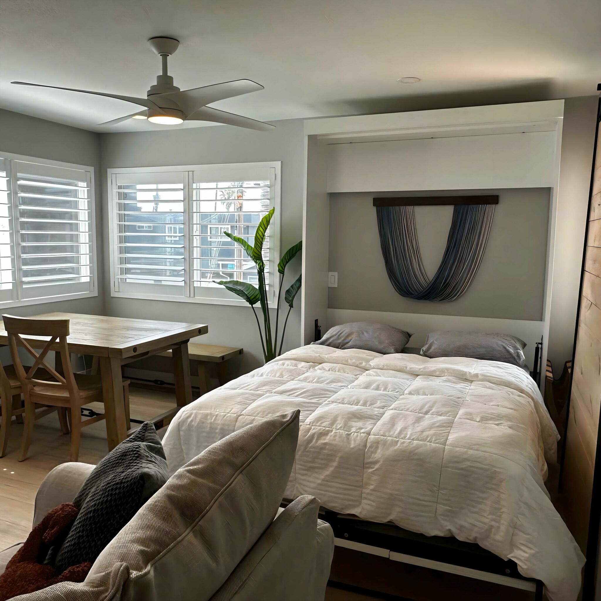 3 間睡房、書桌、熨斗/熨衫板、可攜式嬰兒床