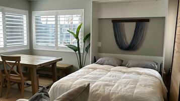 3 bedrooms, desk, iron/ironing board, travel cot