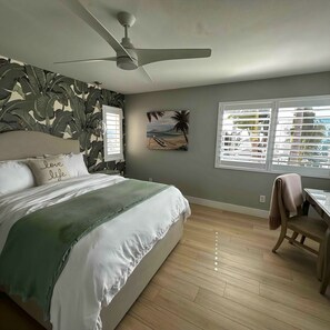 3 habitaciones, escritorio y tabla de planchar con plancha 