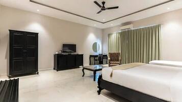 9 bedrooms, WiFi, bed sheets