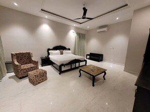 9 bedrooms, WiFi, bed sheets