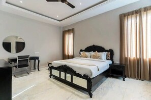 9 bedrooms, WiFi, bed sheets
