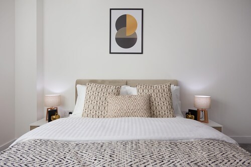 1BR Flat With a Double Bed - New Eton House Slough