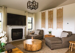Smart TV y chimenea 