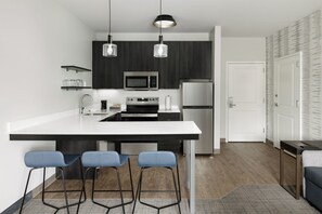 Luxe beddengoed, een bureau, een laptopwerkplek