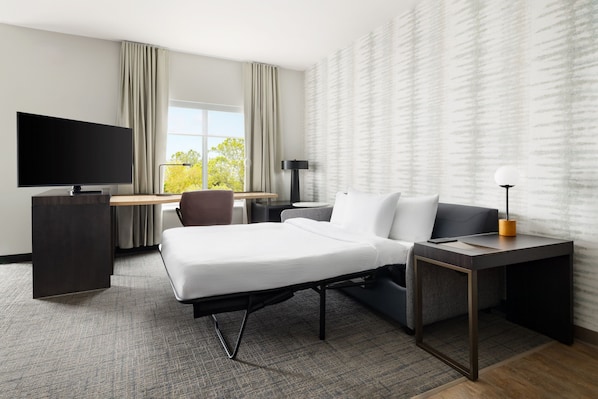 A hotel room with a bed, a desk, a TV, and a lamp. - Residence Inn King of Prussia (King of Prussia)
