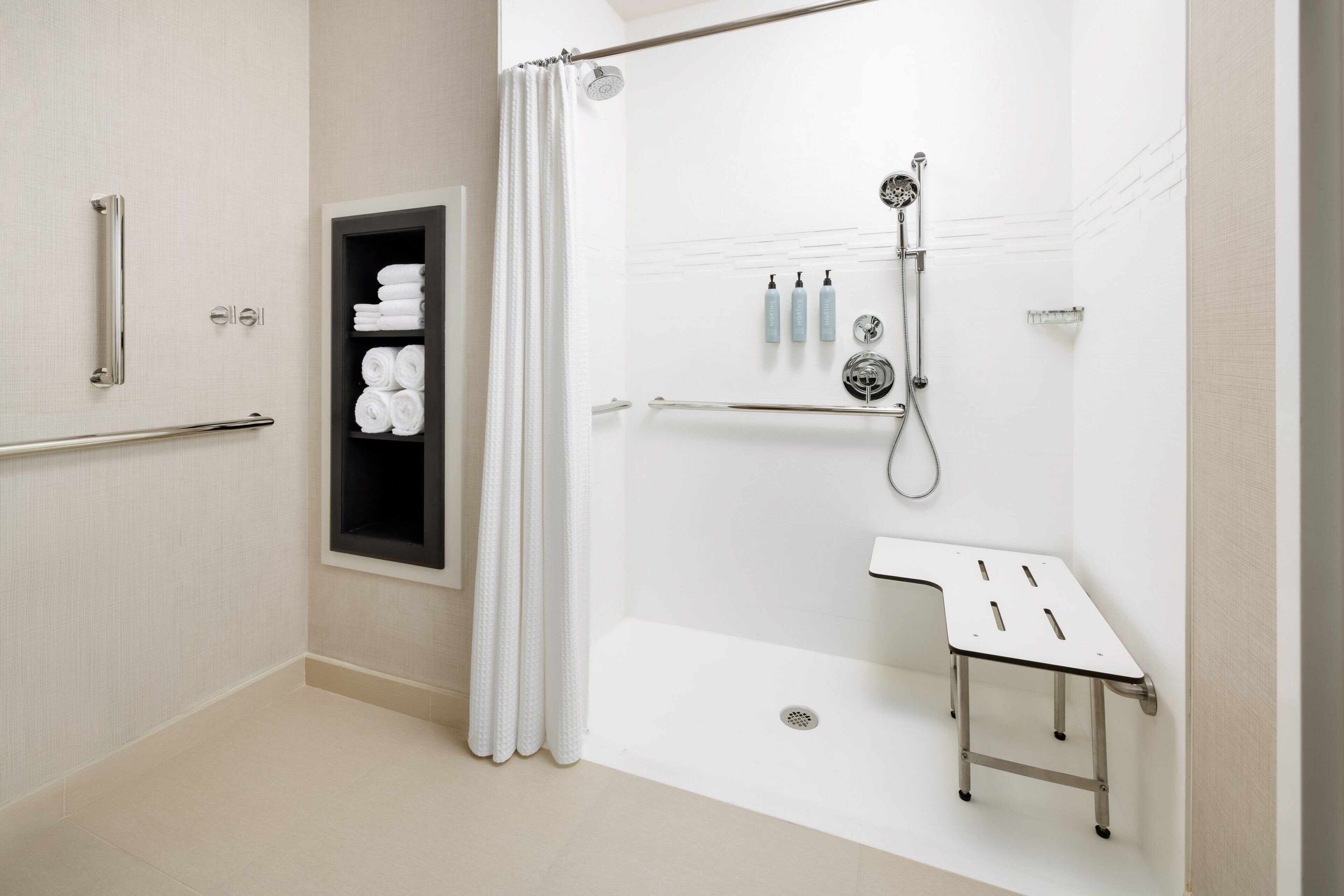 Un baño moderno con ducha, inodoro y lavamanos.