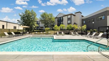 Una piscina al aire libre de temporada